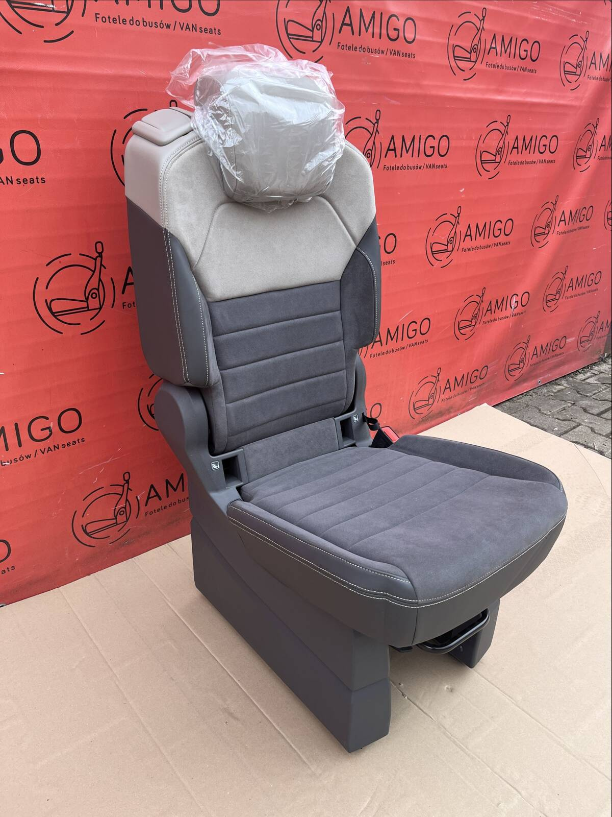 Seat NEW VW Multivan single right 2nd row heated ArtVelours Raven Sandwick T7