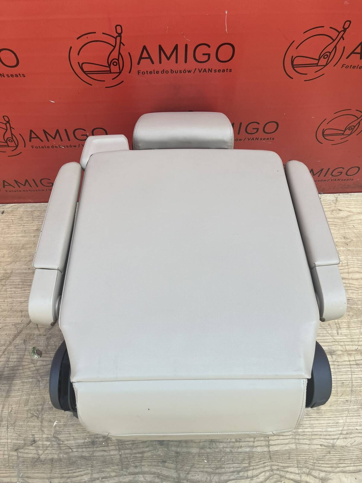 Seat VW T5.1 T5 Multivan Caravelle Dessert beige leather swivel rear for child t6