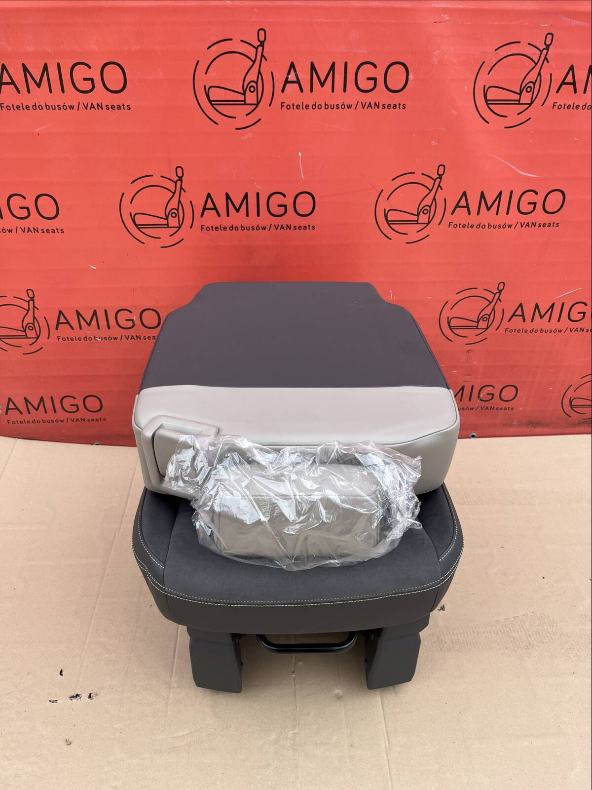 Seat NEW VW Multivan single right 2nd row heated ArtVelours Raven Sandwick T7