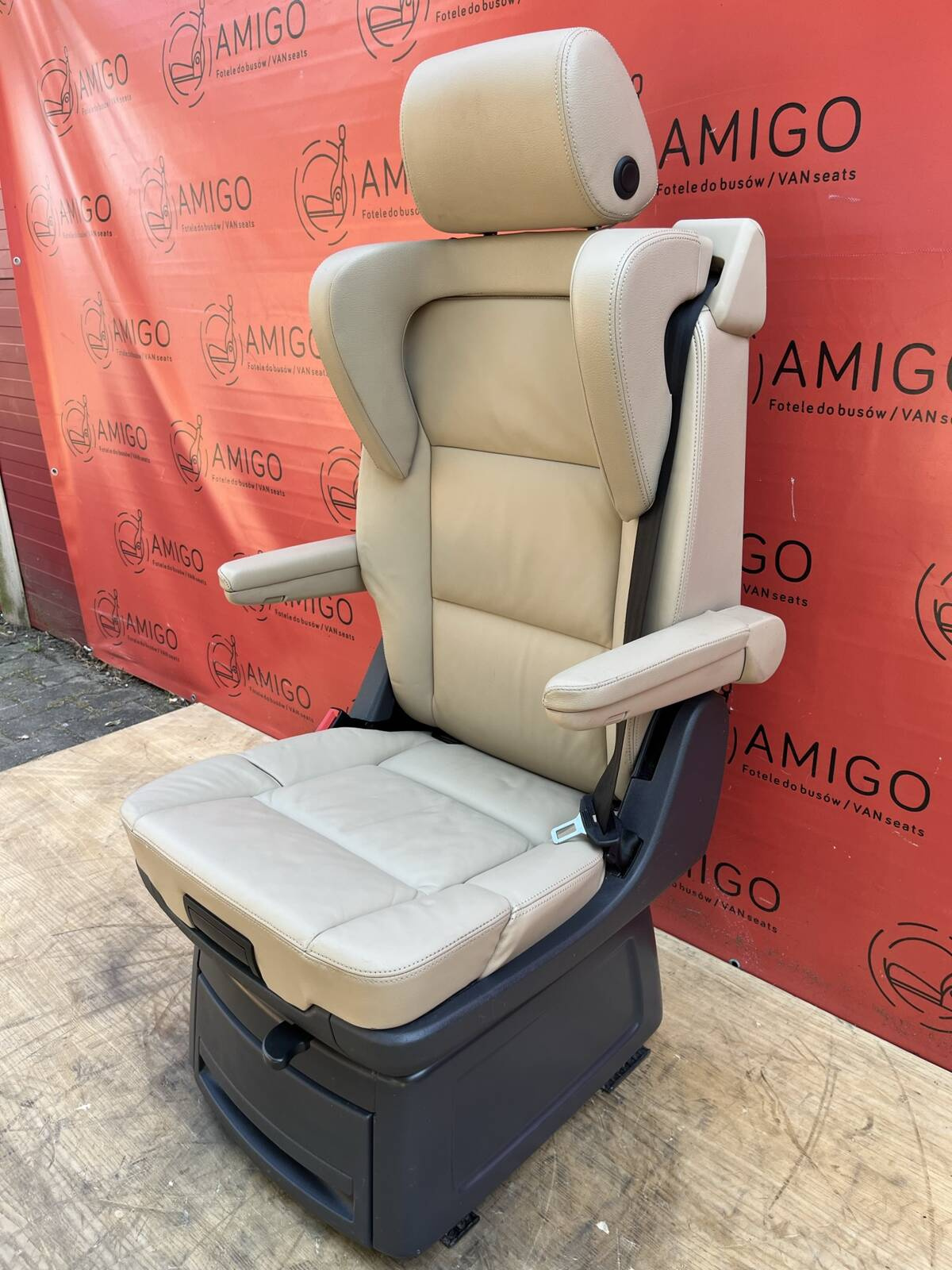 Seat VW T5.1 T5 Multivan Caravelle Dessert beige leather swivel rear for child t6