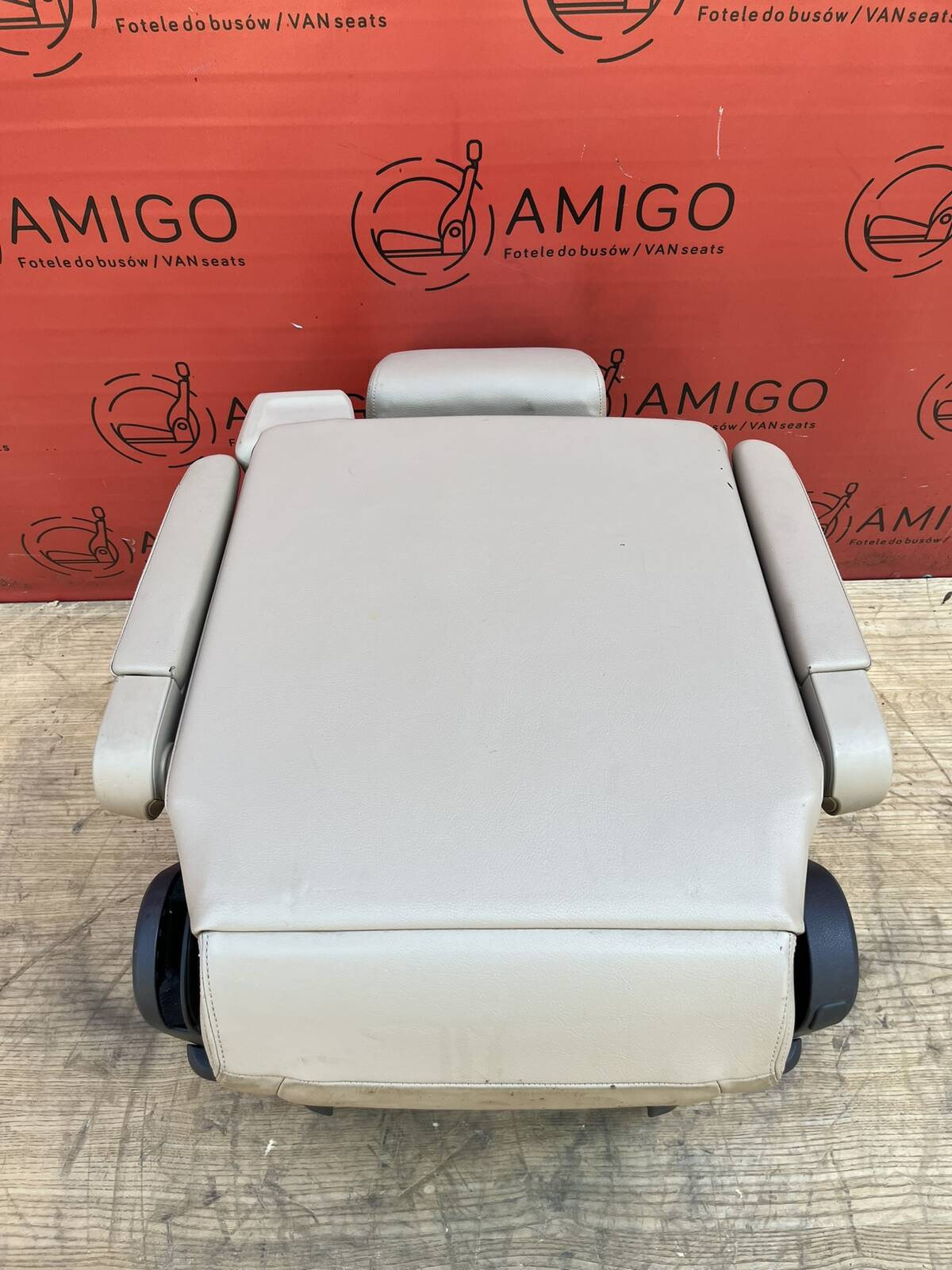 Seat VW T5.1 T5 Multivan Caravelle Dessert beige leather swivel rear for child t6